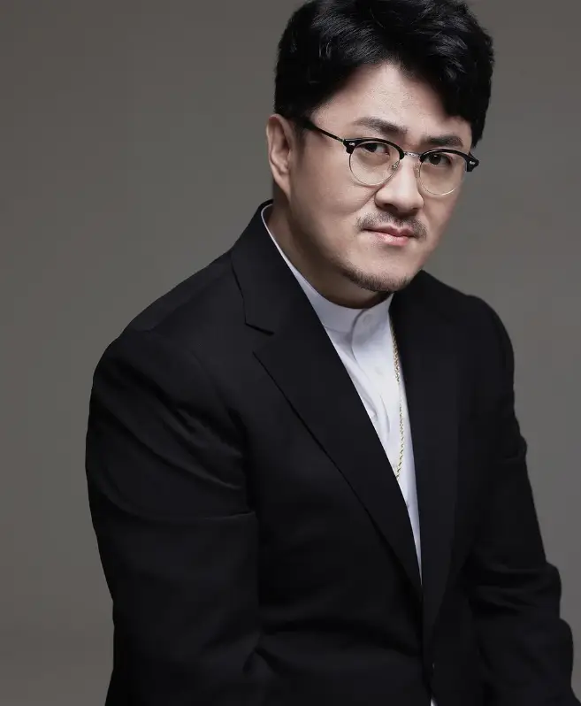 나솔사계-
검은색 쟈켓 흰색셔츠 뿔테안경을 쓰고 미소짓는 데프콘