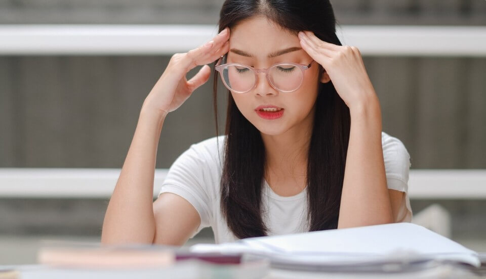 트라우마 때문에 괴로워 하는 사람