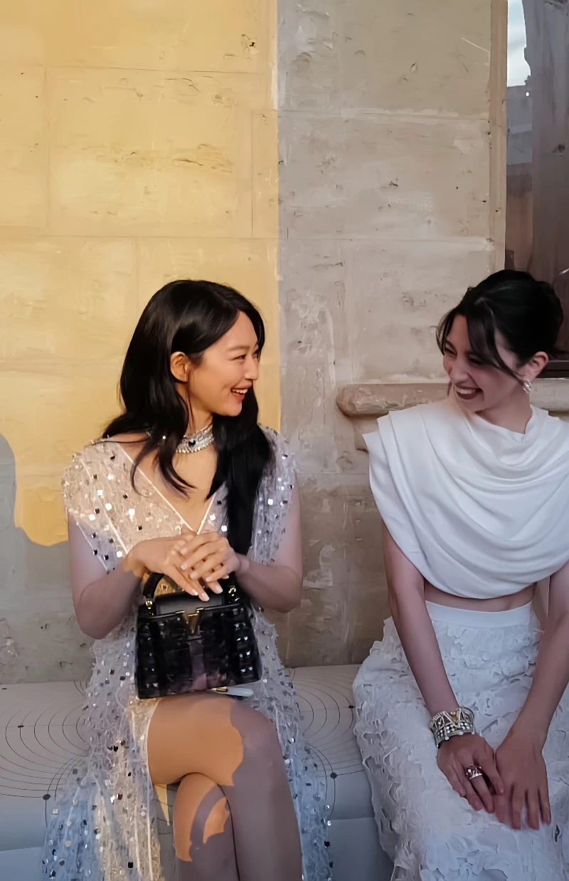 신민아, 루이비통, 신민아 루이비통, 신민아 패션, 신민아 드레스, 루이비통 앰버서더, 루이비통 하이 주얼리, 셀럽 패션, 셀럽 스타일, 마드리드 패션쇼, 실버 드레스, 시퀸 드레스, 연예인 공항패션