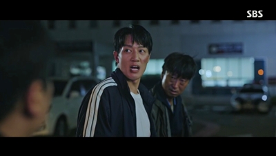 진범을 찾아내어 자수하러 온 진호개의 사진입니다.