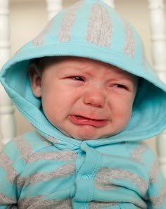 파란-옷을-입은-얼굴이-넓적한-아이가-서러움에-북받쳐-울듯이-인상을-쓰며-우는-모습