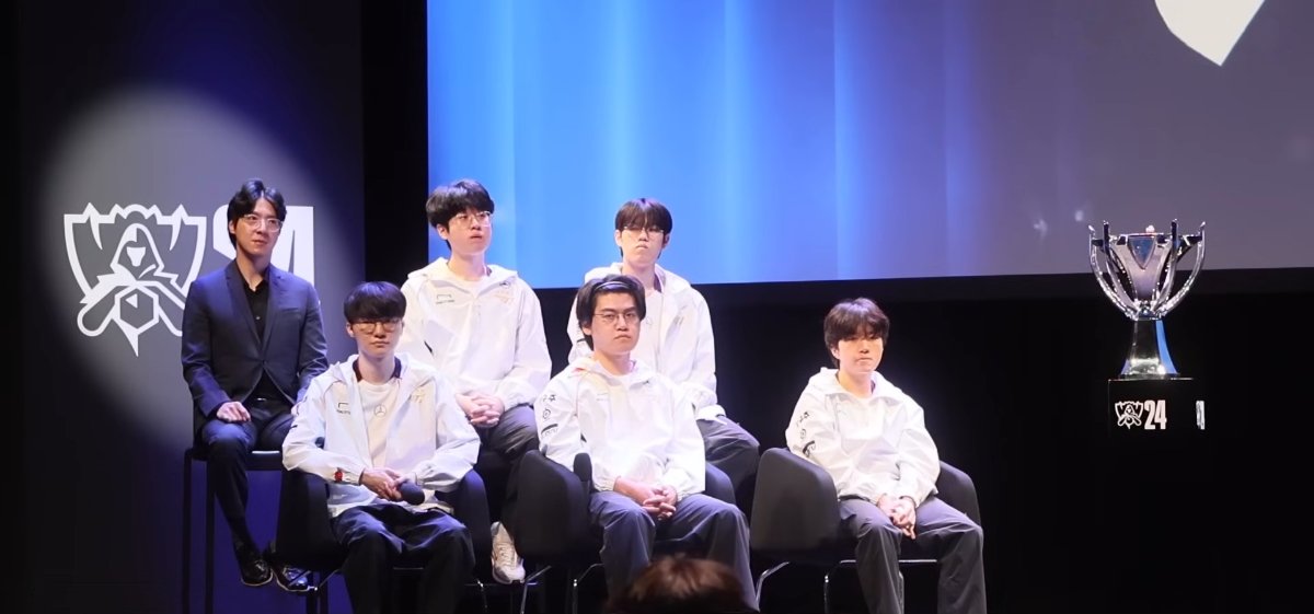 월드 챔피언십 무대 위의 T1 선수단