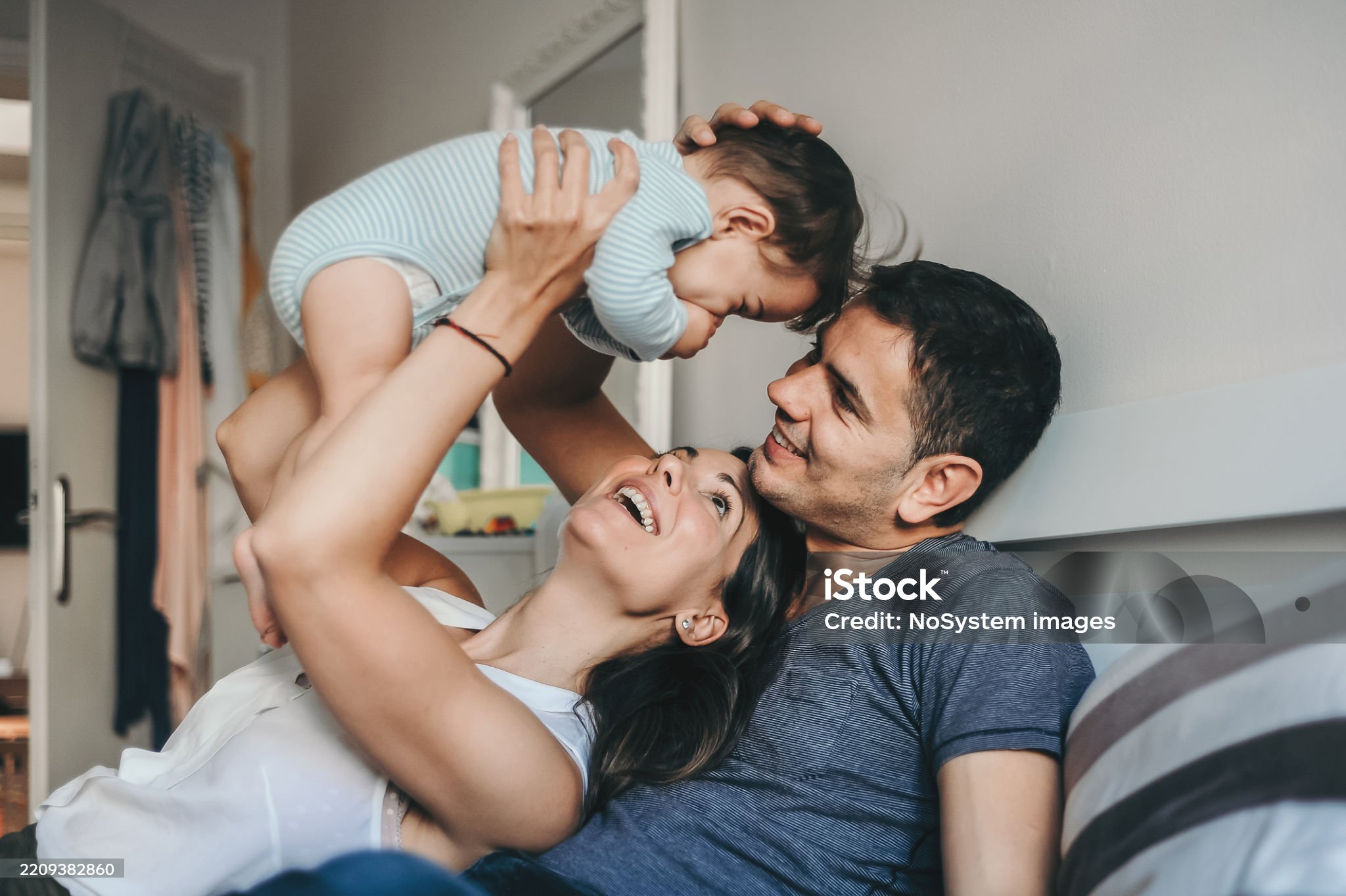 부모와 행복한 시간을 보내는 아이 모습