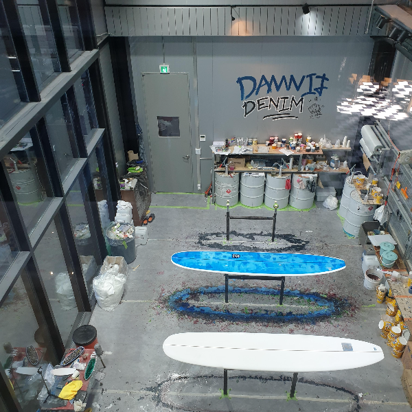 양양 카페 데님 서프 보드스 (Denim Surf boards)_ 매장 내 부 _ 2층에서 내려다 본 큰 윈도우 내 작업공간