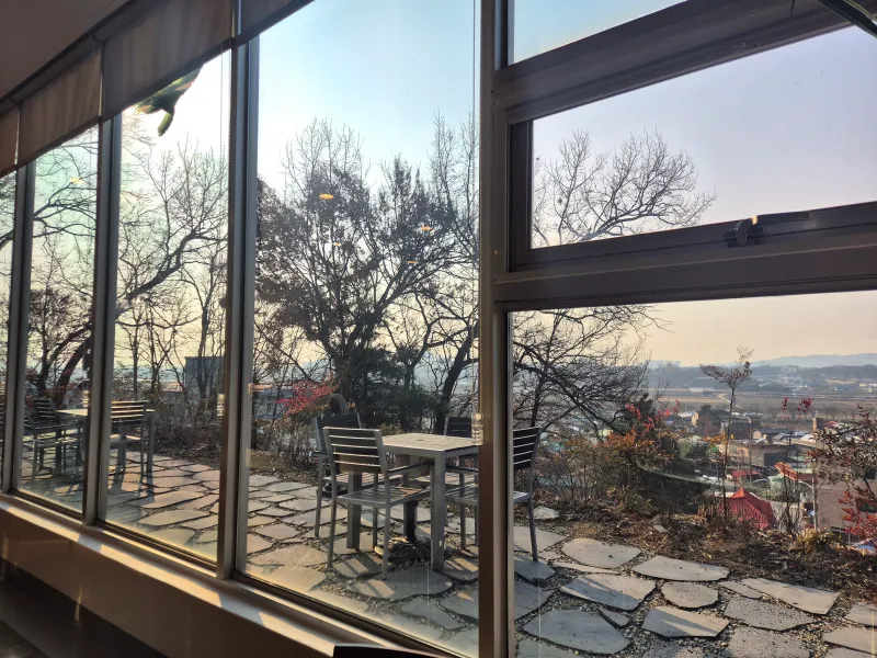 카페-힐가텐-창밖