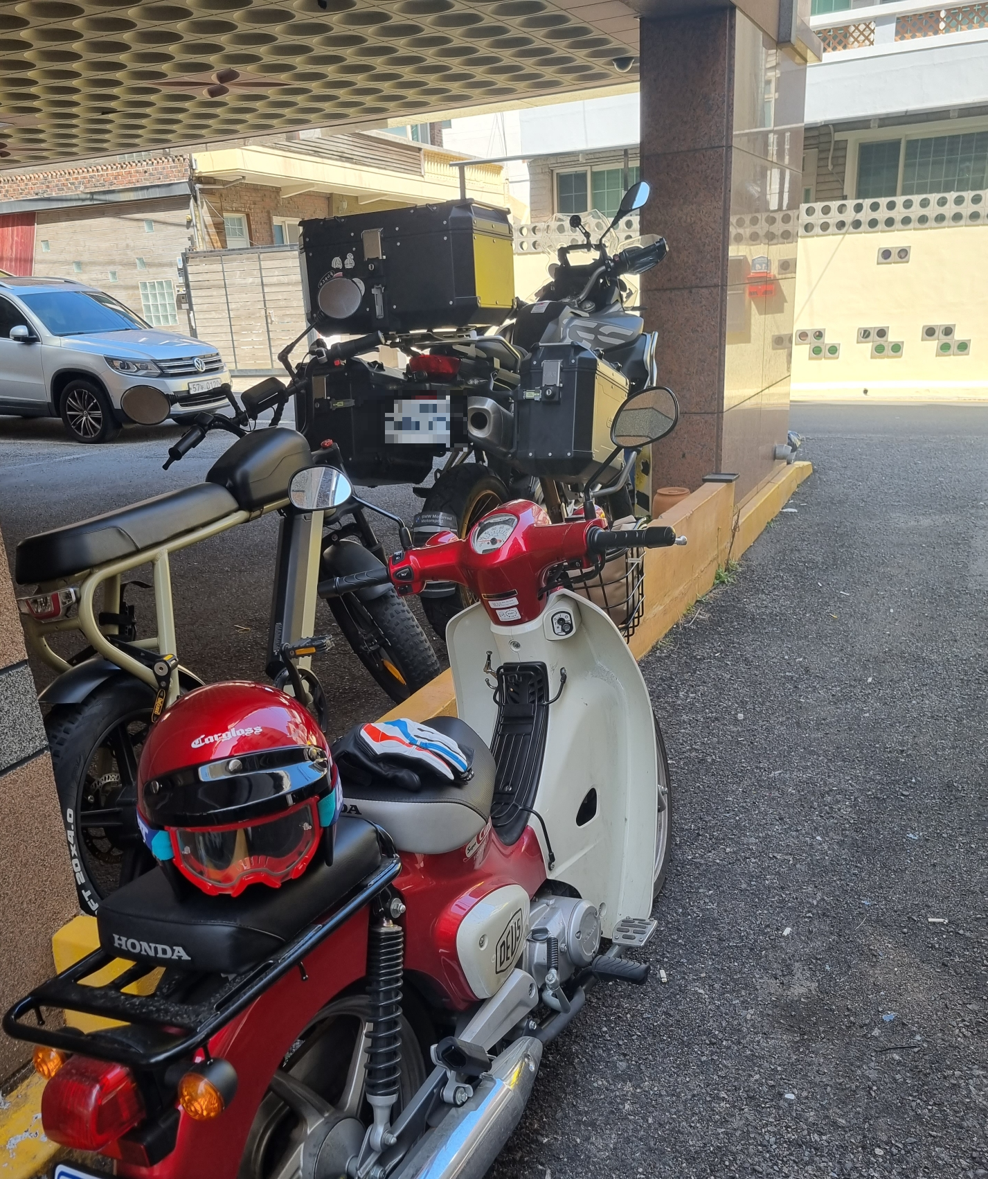 주차장에 있는 슈퍼커브110, F850GSA