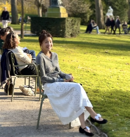 이시영이 자신의 인스타그램에 올린 사진들로, 둘째 임신을 발표하고 일상 속에서 밝게 웃고 있는 모습