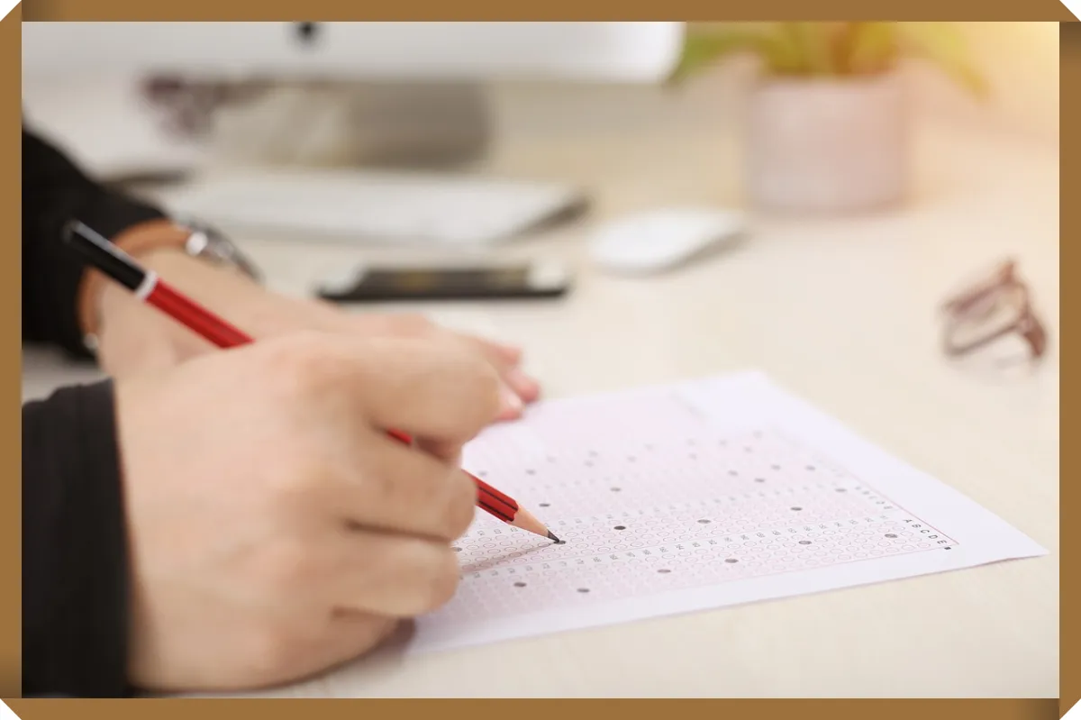 omr카드-손-빨간펜