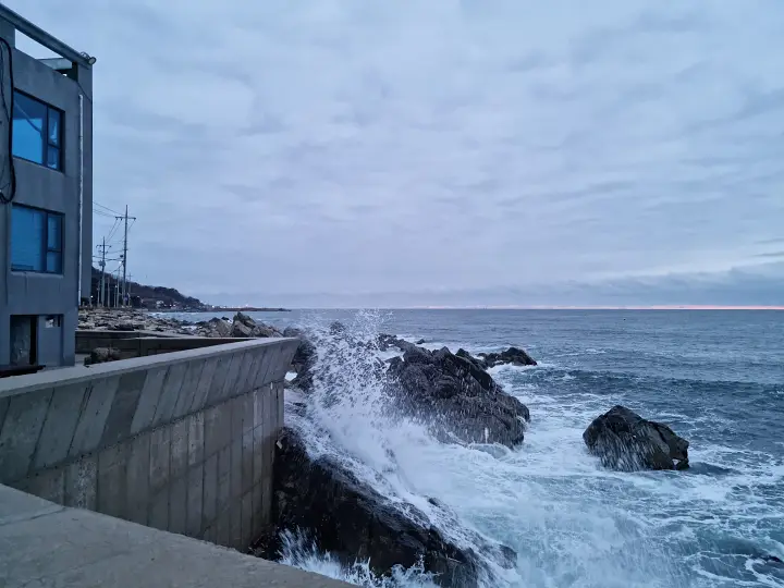 펜션-앞-파도치는-갯바위-사진