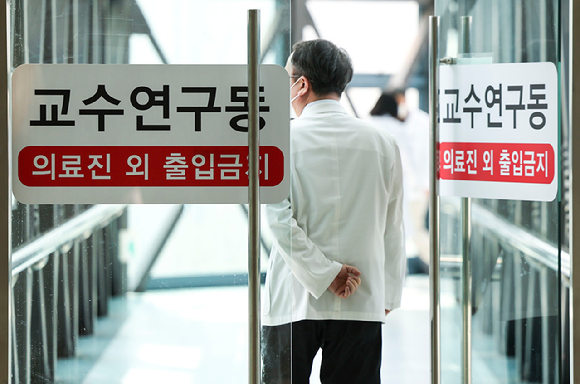 14일 서울 시내 대학병원에서 의과대학 교수가 연구동으로 들어가고 있다. 2024.03.14 [사진=뉴시스]