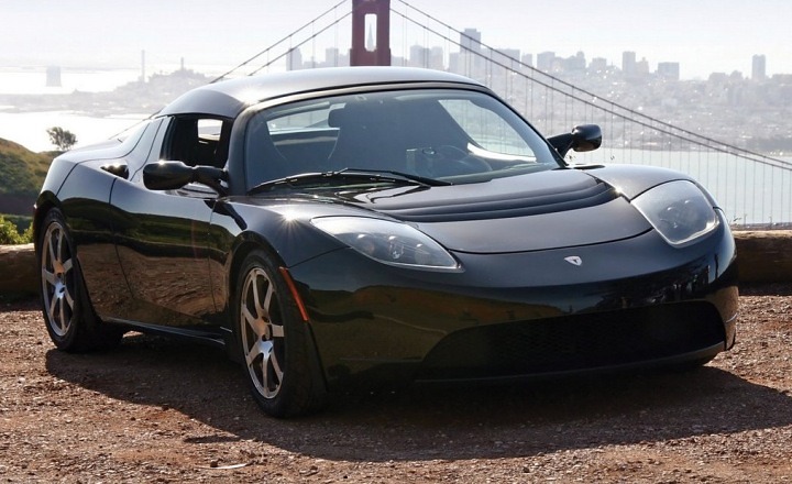 테슬라 최초 양산차인 로드스터의 모습