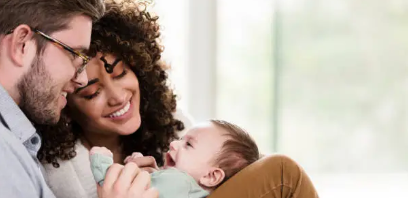 아이를 보고 행복해하는 부모