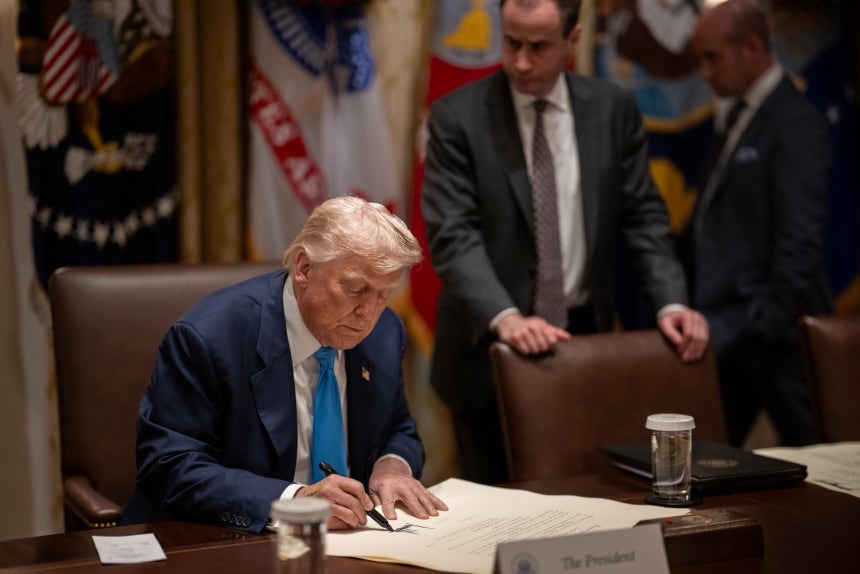 백악관은 30일(현지 시각) 엑스(X) 계정에 트럼프 대통령이 백악관에서 한미 무역합의 문서에 서명하는 사진을 올렸다. 백악관이 공개한 한미 무역합의에 서명하는 도널드 트럼프 대통령 모습.