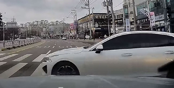 흰색 승용차가 보행자 횡단보도를 아무렇지도 않게 가로지르는 영상이 공개됐다. [사진=유튜브 '한문철 TV']