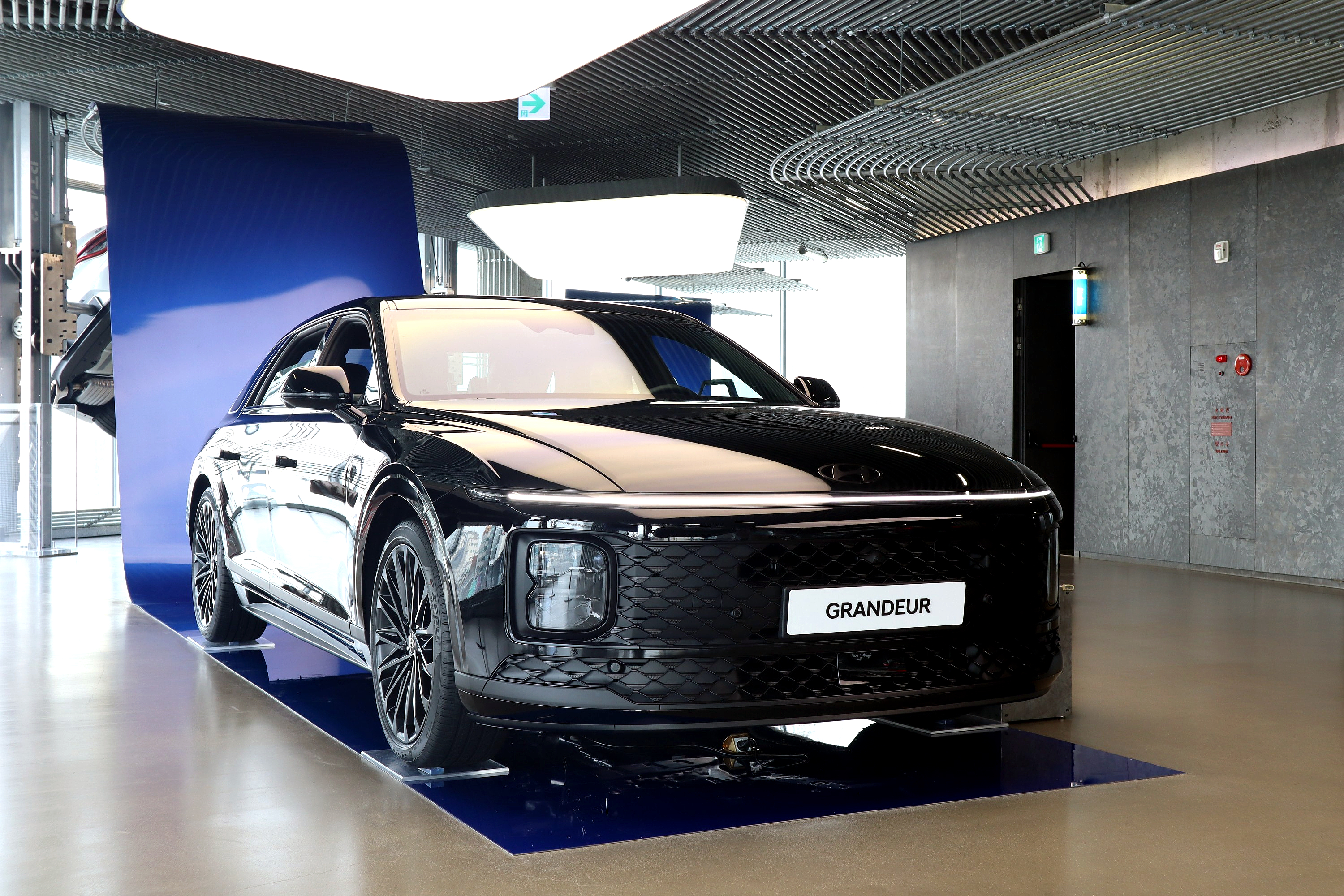 2023 그랜저 중대형 세단 (검정색)