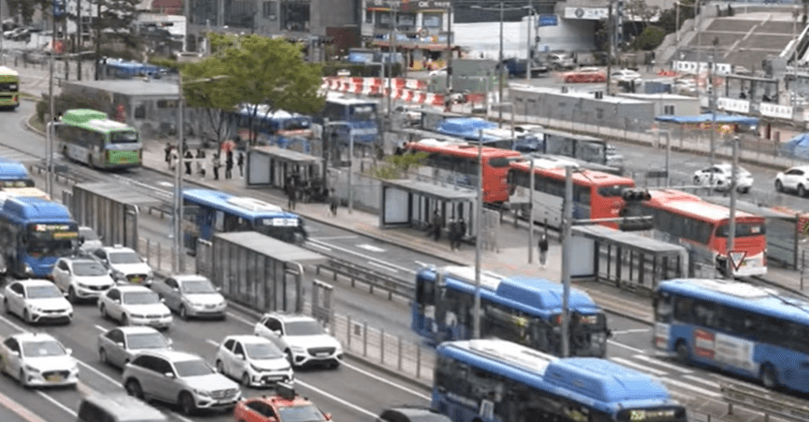 서울 도로에 차와 버스가 많이 다니는 장면