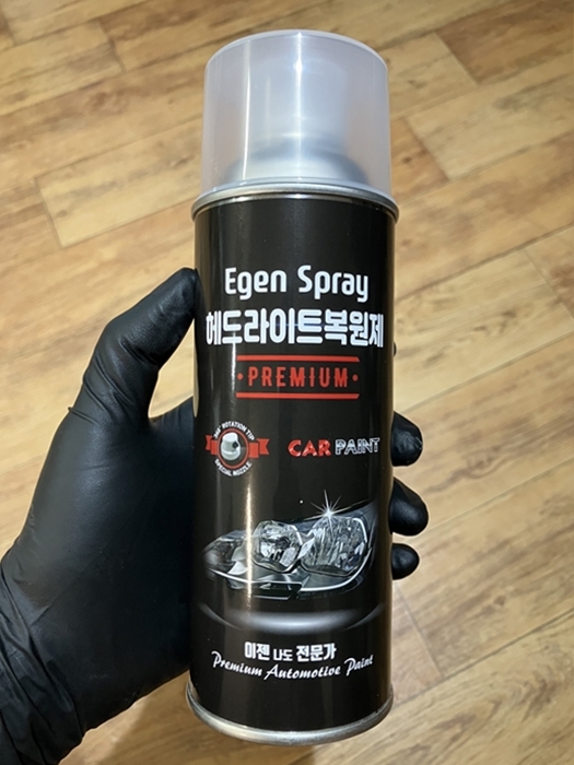 Egen Spray 헤드라이트 복원제 전면 라벨을 들고 있는 모습