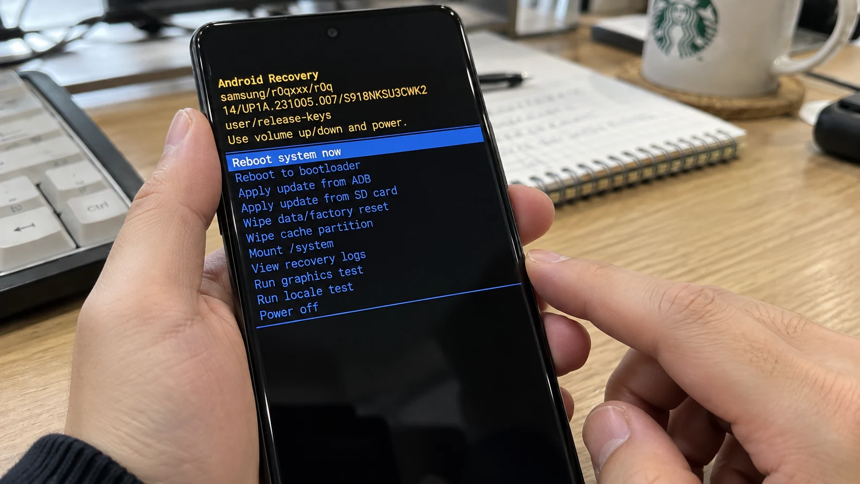 갤럭시 안드로이드 리커버리 모드에서 Wipe data factory reset 선택 시 모든 데이터가 삭제될 수 있음을 설명하는 화면
