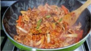 제육볶음 그릇에 진열되어 있는 인포그래픽