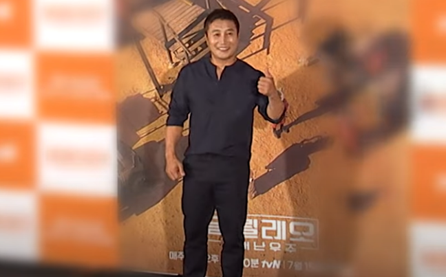 포토라인에서 밝게 웃고 있는 김병만