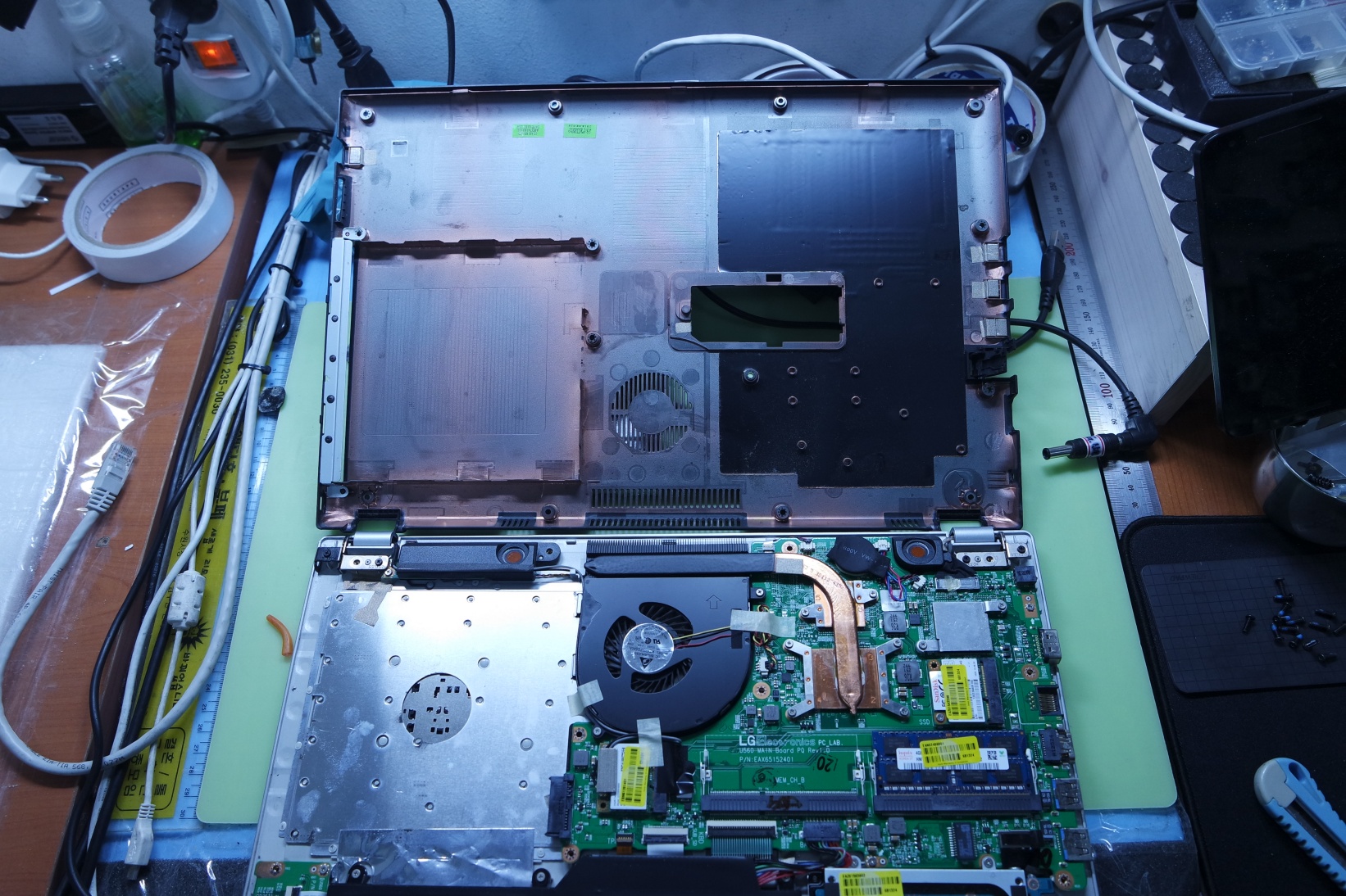 LG U560-GH30K 분해 중