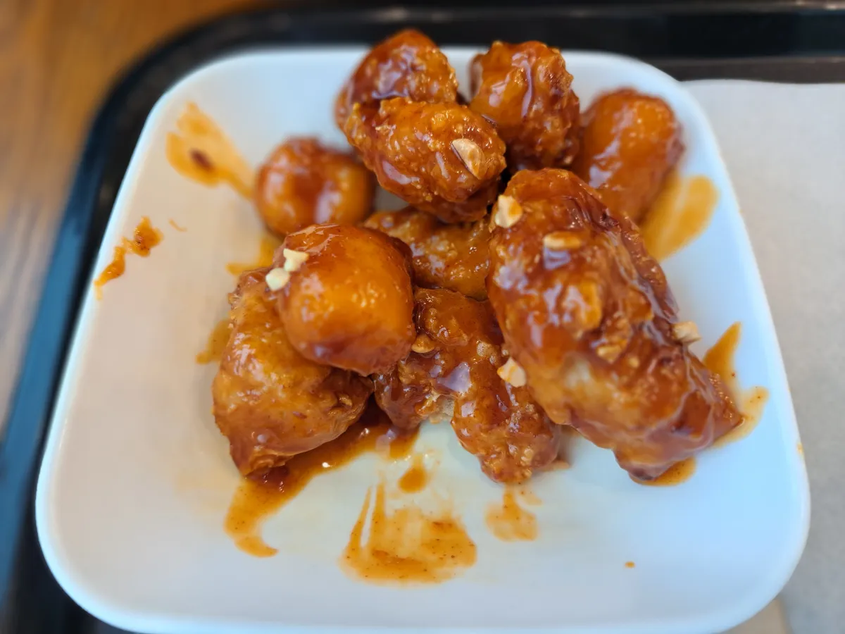 맘스터치-케이준떡강정-닭강정-매콤한-바삭한