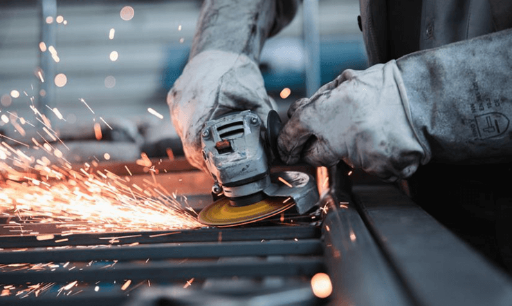 쇠를_깍는_남자