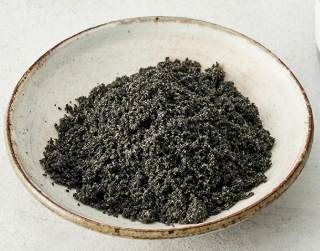 한국의 떡 종류 닭알떡-흑임자고물