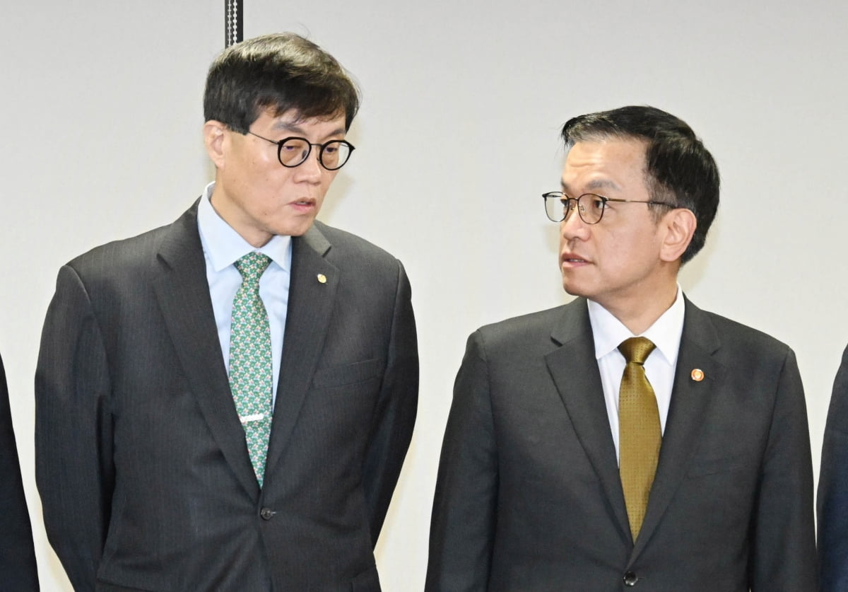 이창용 한국은행 총재(왼쪽)와 최상목 대통령 권한대행.