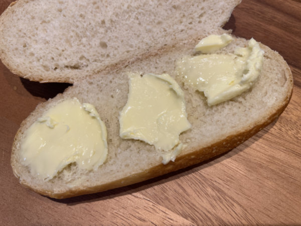 당근라페 샌드위치 만들기 레시피 - 바게트빵 속에 버터 넉넉히 바르기