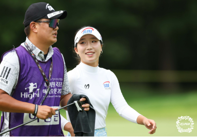 2024 KLPGA투어 하이원리조트 오픈 2라운드 중 웃으며 홀 이동하고 있는 단독1위 이동은