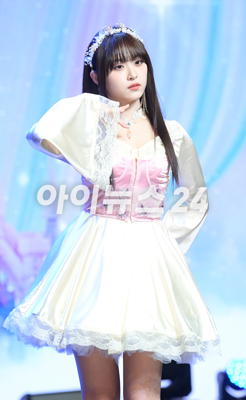 그룹 아일리원 리리카가 5일 서울 강남구 청담동 일지아트홀에서 열린 아일리원(ILY:1) 첫 번째 미니앨범 'A DREAM OF ILY:1(어 드림 오브 아일리원)' 쇼케이스에 참석해 포토타임을 갖고 있다. [사진=정소희 기자]