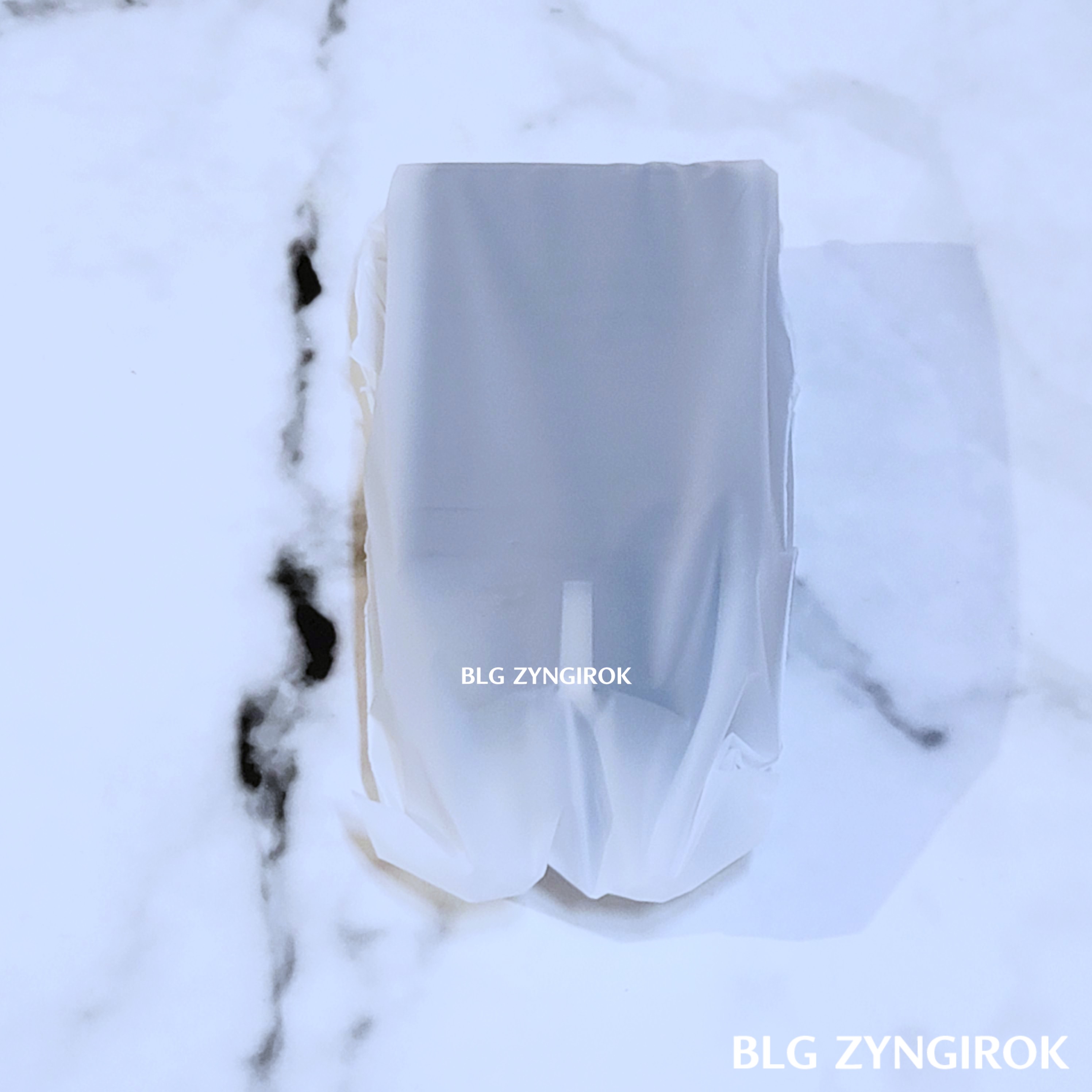 ARTMU 3포트 고속충전기가 비닐 안에 담겨있는 모습이다.