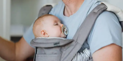 아기띠로 안겨있는 아기