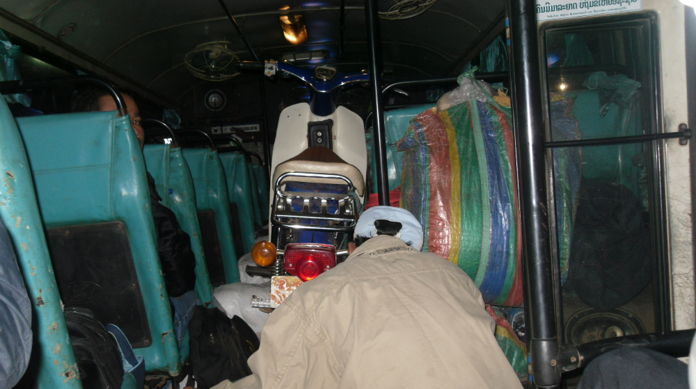 라오스 비엔티안으로 이동중 버스안 모습