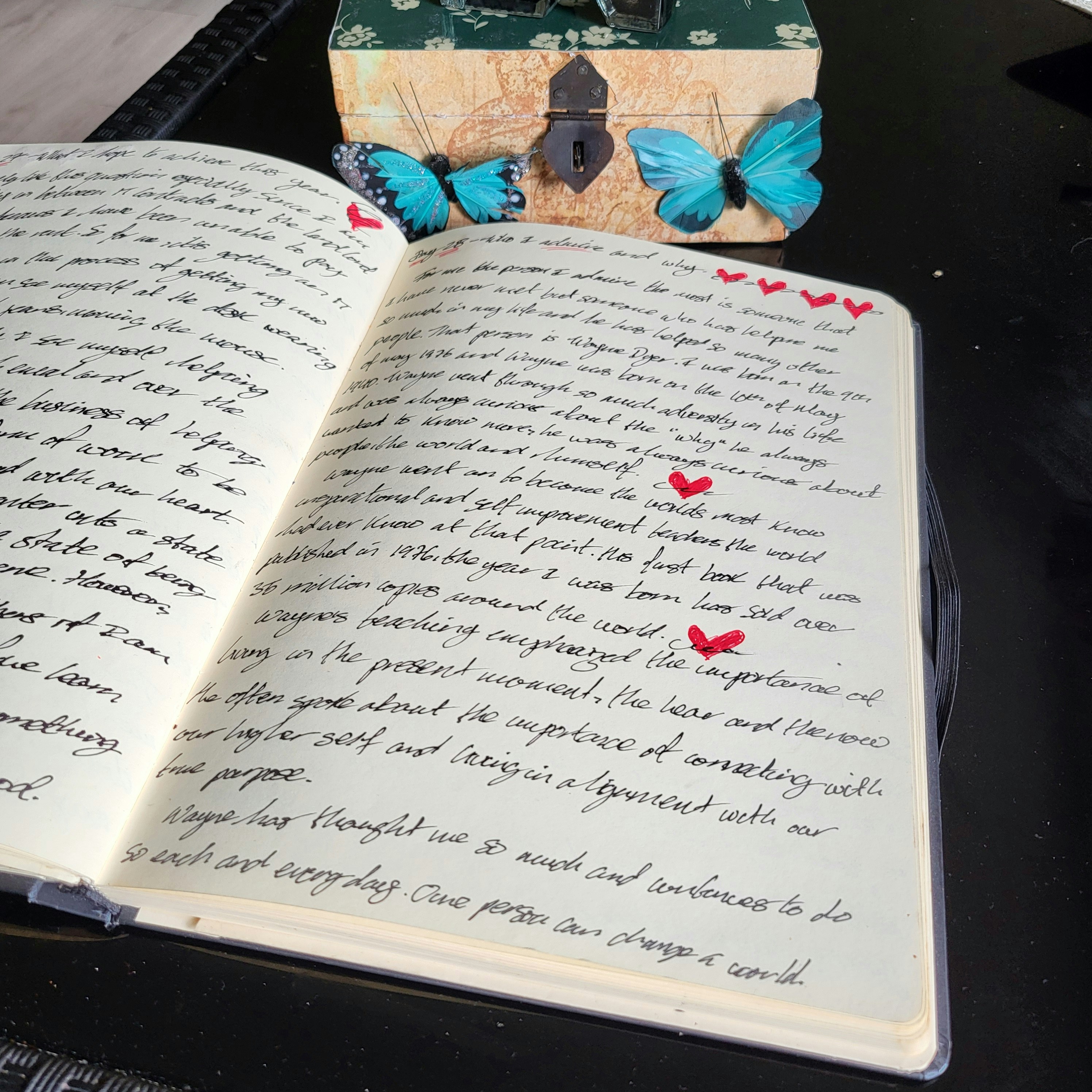 오래된 노트 위에 체크 표시 관련 사진