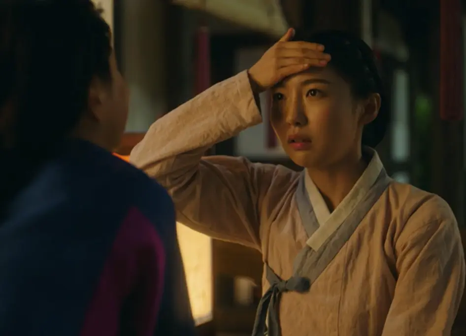 조선시대 낡은 한복을 입고 자신의 이마를 만지는 사월