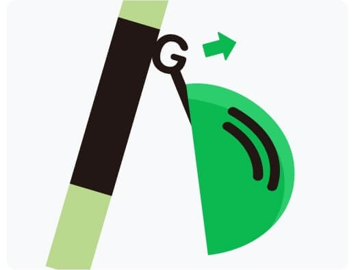 전동 지쿠터 고리에서 헬맷 꺼내는 모습