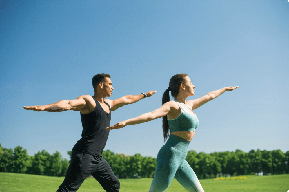 야외에서 운동하는 남녀