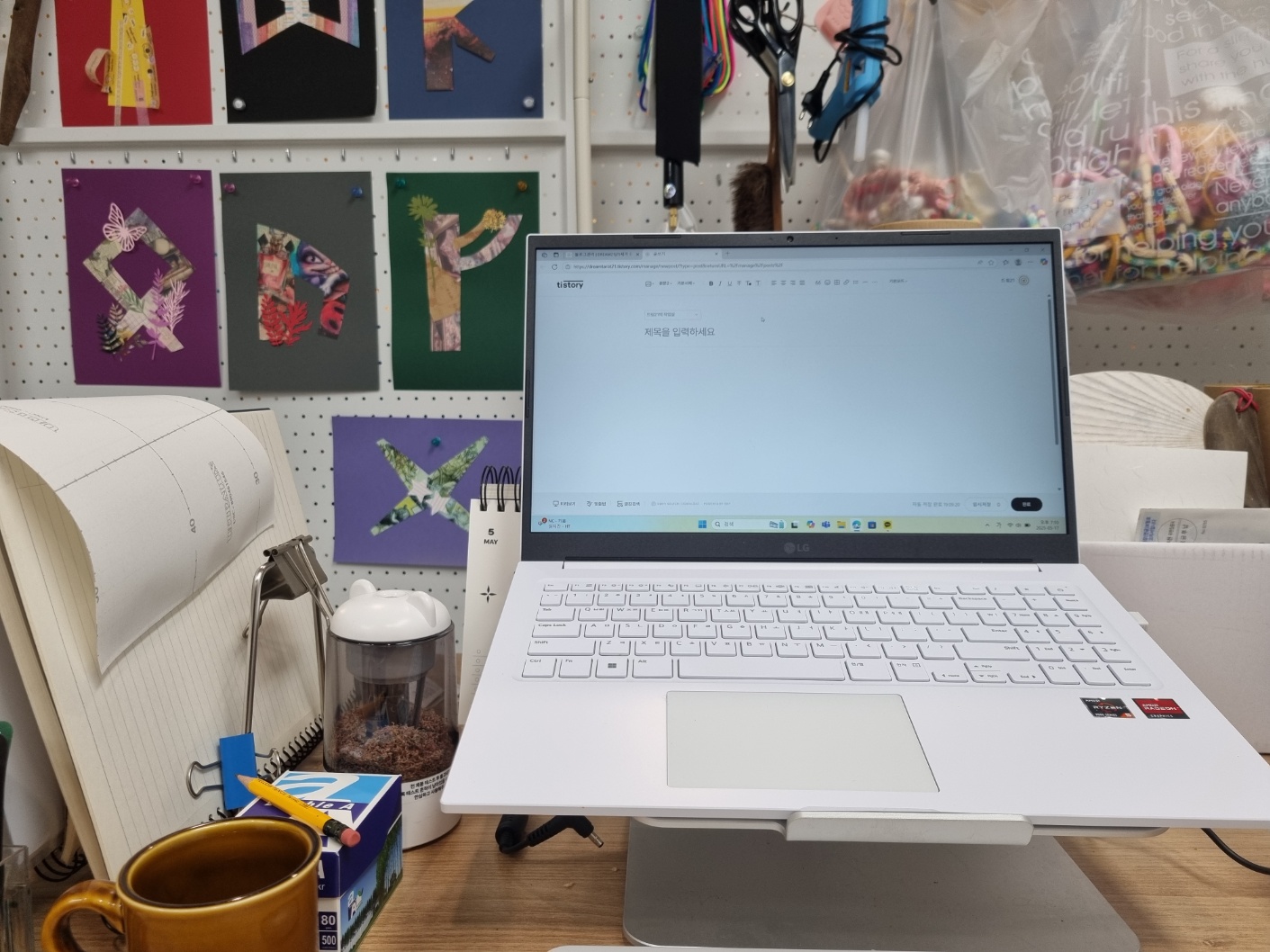 책상 위 모니터와 잡다한 기물들 / by Sa-ha