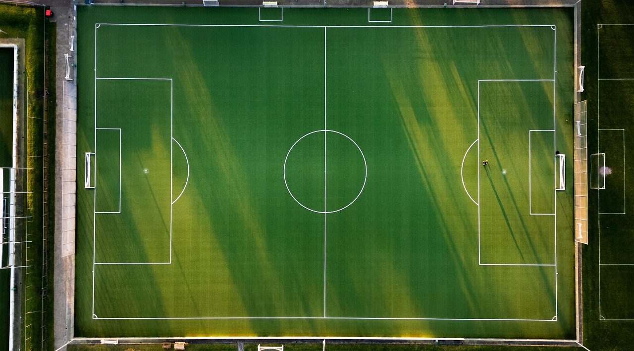 넓은 초록 잔디 축구 경기장