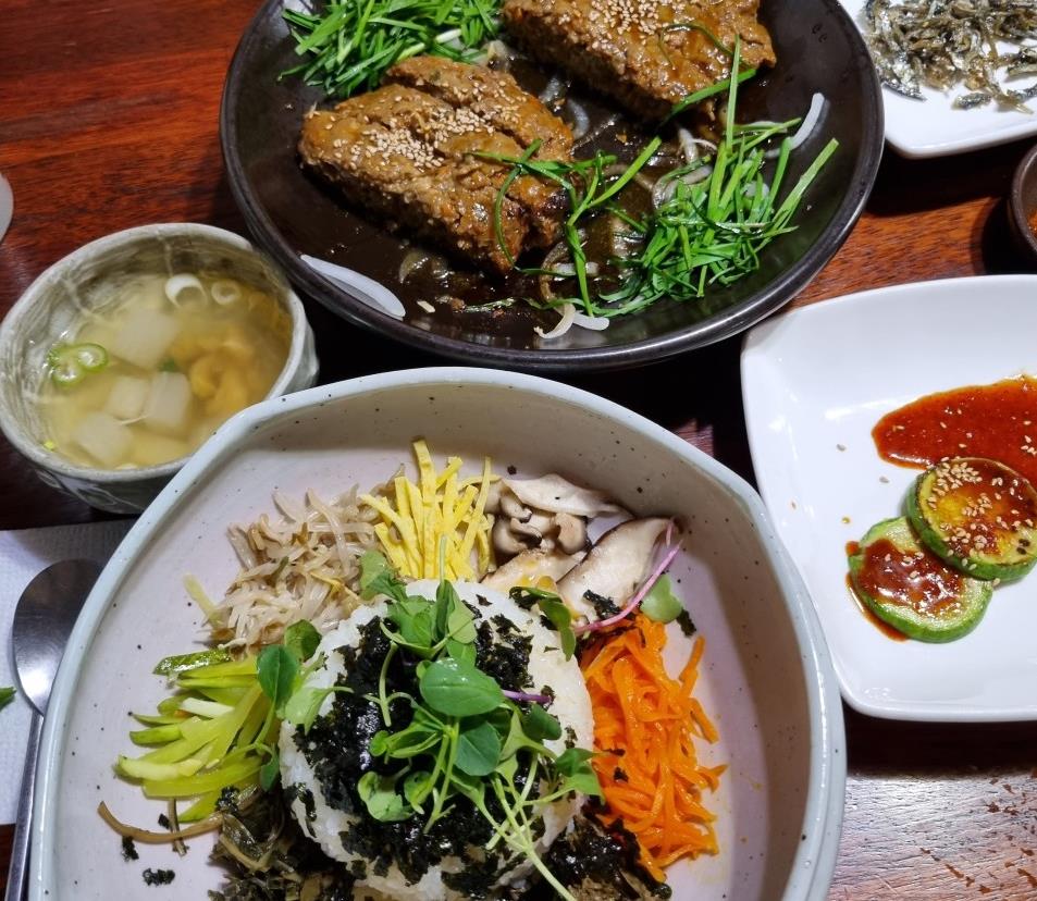 떡갈비와 산채비빔밥이 있는 6시내고향 산양삼밥상