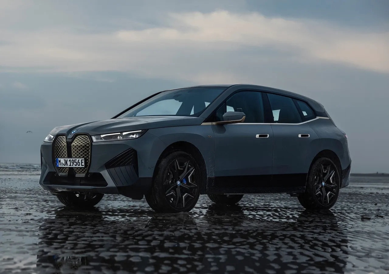 BMW IX M60 차량 이미지