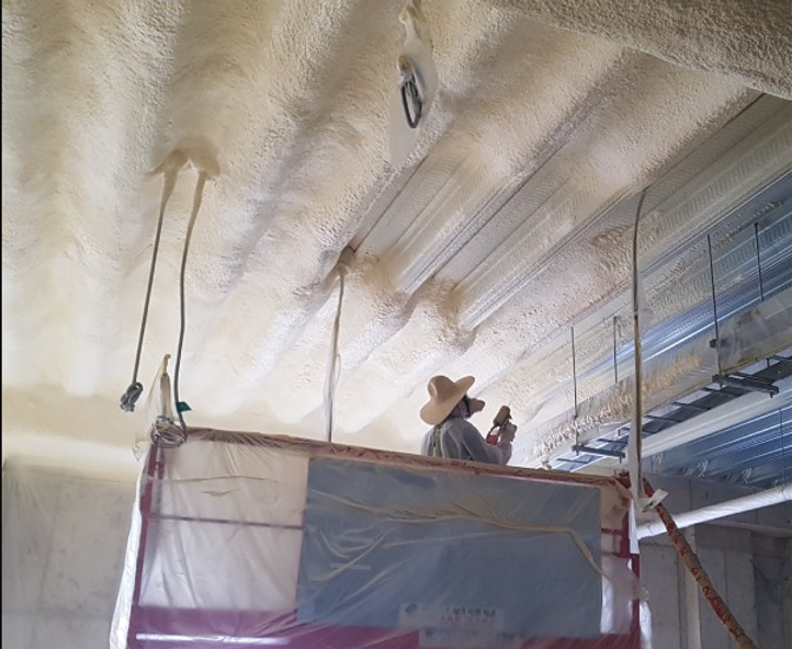 우레탄폼 뿜칠 시공 장면
