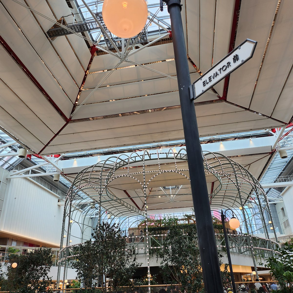 백화점 중간중간