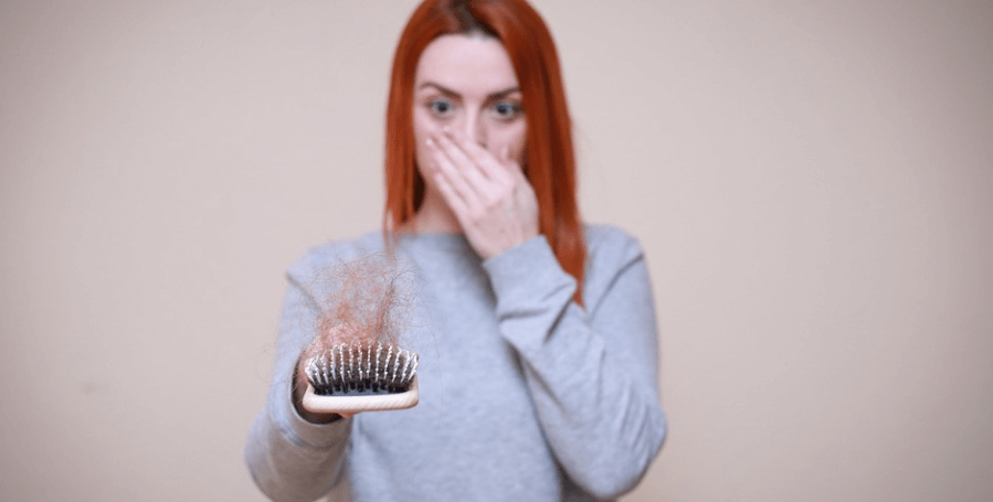 빗에 머리카락이 빠져 있는 모습에 놀란 여성