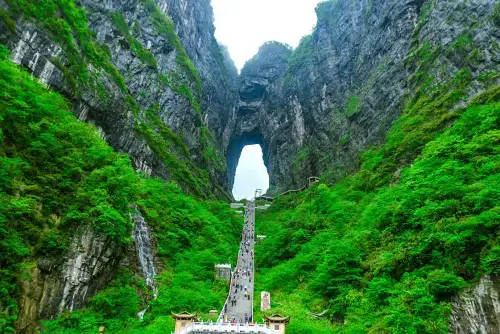 푸른-삼림이-가득한-천문산-천문동굴