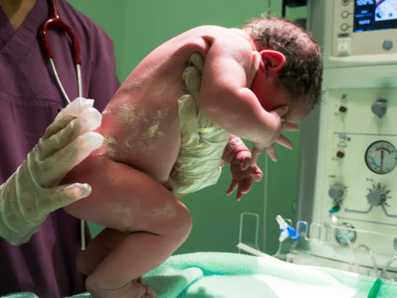 신생아가 병원에서 처음 세상과 마주하는 순간