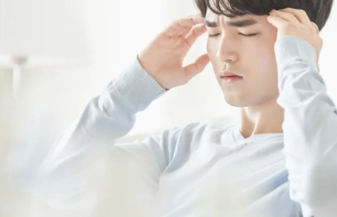 머리가 아픈 남성