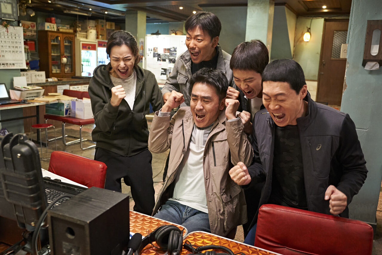 도청하며 즐거워 하는 마약 단속반 형사 5명